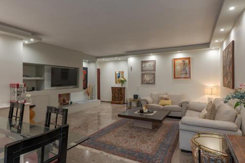 Spacious & central 2BR apt in Agia Paraskevi