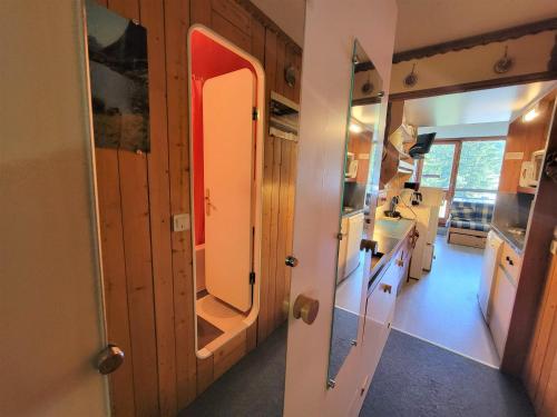Studio ski aux pieds avec balcon et TV - FR-1-346-493
