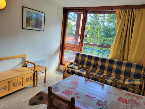 Studio ski aux pieds avec balcon et TV - FR-1-346-493