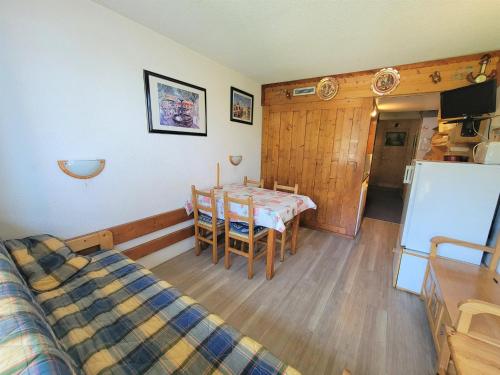 Studio ski aux pieds avec balcon et TV - FR-1-346-493