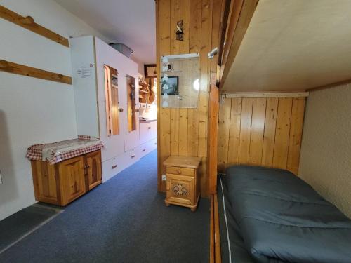 Studio ski aux pieds avec balcon et TV - FR-1-346-493