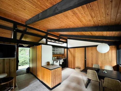 Η κουζίνα ή μικρή κουζίνα στο Architect-Designed Holiday Home In Ulvshale Forest