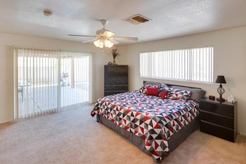 Postel nebo postele na pokoji v ubytování Quaint Bullhead City Getaway about 2 Mi to River!