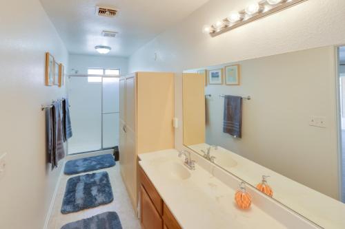 Koupelna v ubytování Quaint Bullhead City Getaway about 2 Mi to River!