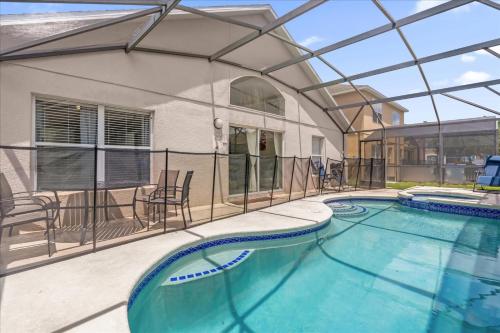 een overdekt zwembad met een glazen plafond bij Summer Getaway - 5-Bedroom Home with Private Pool! in Kissimmee