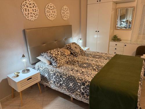 een slaapkamer met een bed en een tafel met een nachtkastje bij Apartments Benalmadena in Benalmádena
