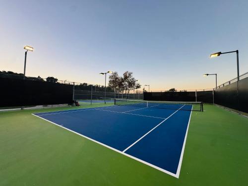 Tenis a/nebo squash v ubytování Resort-style Gated Coastal Retreat Pool Tennis nebo okolí