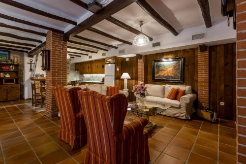 ein Wohnzimmer mit Sofa und Tisch in der Unterkunft Inmyhome Country House Monachil in Granada