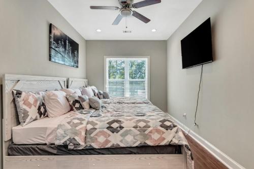 Ένα ή περισσότερα κρεβάτια σε δωμάτιο στο Elegant 4 bedroom with Private Backyard Downtown ATL