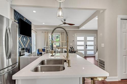 Μια τηλεόραση ή/και κέντρο ψυχαγωγίας στο Elegant 4 bedroom with Private Backyard Downtown ATL