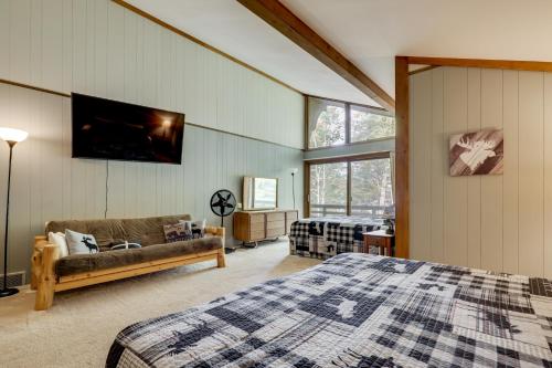 Postel nebo postele na pokoji v ubytování Lakeside Northwoods Retreat Dock, Deck, Fire Pit!