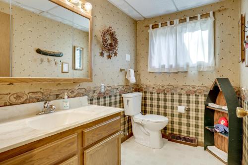 Koupelna v ubytování Lakeside Northwoods Retreat Dock, Deck, Fire Pit!