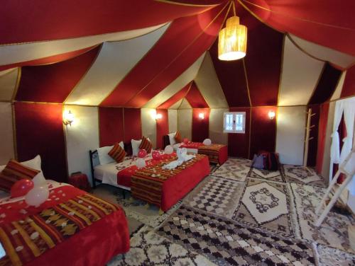 Postel nebo postele na pokoji v ubytování Desert cmp luxury