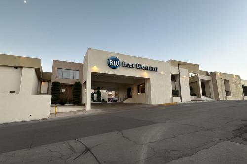 a building with a sign that reads best western at Best Western Cumbres Inn Cd. Cuauhtemoc in Cuauhtémoc