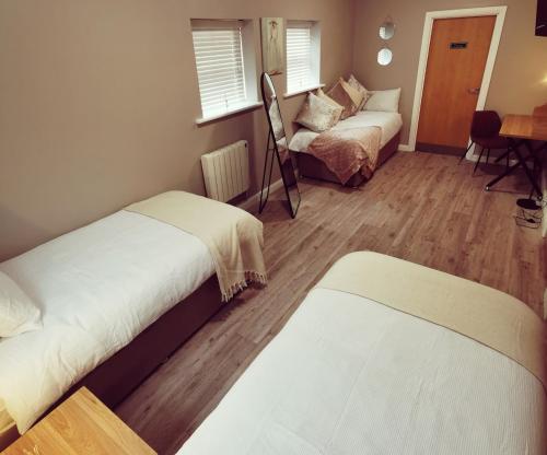 Ένα ή περισσότερα κρεβάτια σε δωμάτιο στο Rooms at the Village