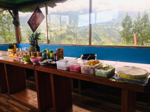 SigchosStarlight Mountain Lodge的餐厅的餐桌上放着食物