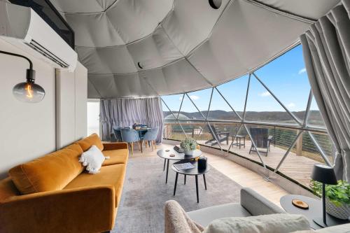 Posezení v ubytování Catskills Glamping at 'The Deer Dome' in Franklin