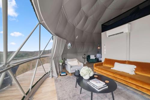 Balkón nebo terasa v ubytování Catskills Glamping at 'The Deer Dome' in Franklin