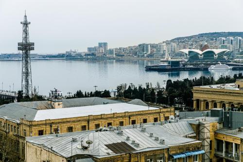 een uitzicht op een stad met een rivier en gebouwen bij VIP Apartment LEOPARD in Baku