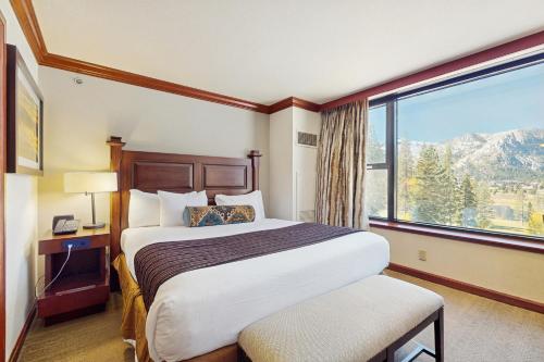 ein Hotelzimmer mit einem Bett und einem großen Fenster in der Unterkunft Resort at Squaw Creek's 560 & 558 in Olympic Valley