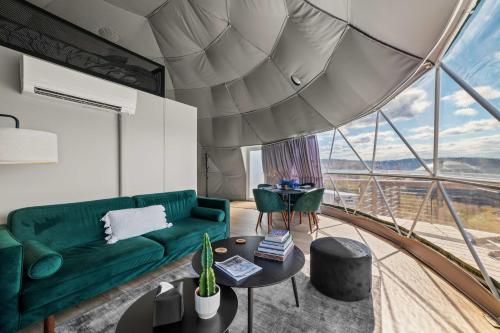 Posezení v ubytování Glamping Getaway at 'The Coyote Dome' in Franklin