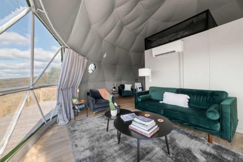 Posezení v ubytování Glamping Getaway at 'The Coyote Dome' in Franklin