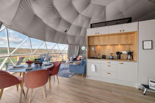 Η κουζίνα ή μικρή κουζίνα στο 'The Bear Dome' with Barrel Hot Tub in Franklin