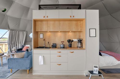 Η κουζίνα ή μικρή κουζίνα στο 'The Bear Dome' with Barrel Hot Tub in Franklin