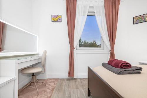 Postel nebo postele na pokoji v ubytování Private Hot Tub - Zen & Bubbles