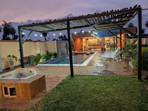 a house with a swimming pool with birds on it at Quinta Los Castillos in Itá