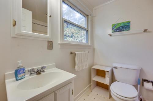 Koupelna v ubytování Lake Access, Tranquil Acreage Farnham Cottage