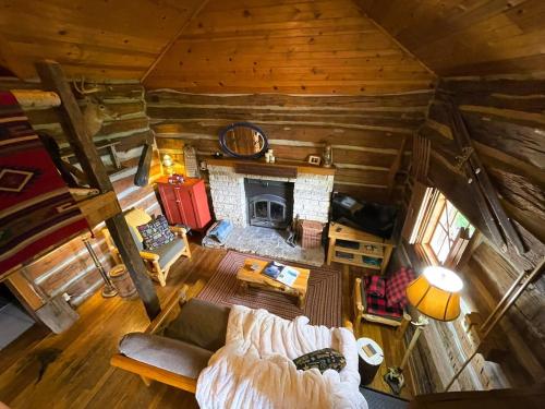 Una vista aérea de una sala de estar con chimenea. en Historic Sadie's Log Cabin, en McGregor