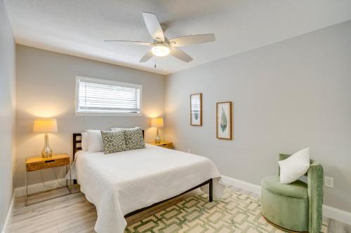 Postel nebo postele na pokoji v ubytování 4 Mi to Siesta Key Family Getaway with Balcony