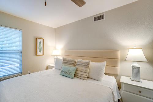 Postel nebo postele na pokoji v ubytování Walk to the Bay Pet-Friendly Oasis in Sarasota!