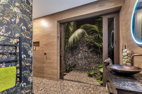 Ένα μπάνιο στο Waterfront Escape 5 Star Accommodation