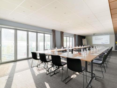 a large conference room with a long table and chairs at ibis Paris 17 Clichy-Batignolles in Paris