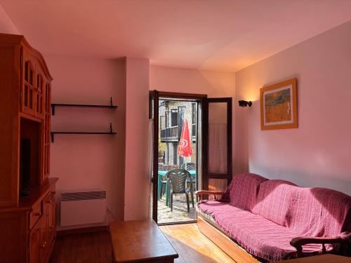 ein Wohnzimmer mit einer Couch und einem Fenster in der Unterkunft Planta baja con piscina y barbacoa- La experiencia perfecta - Herbasabina 1 in Pla de l'Ermita