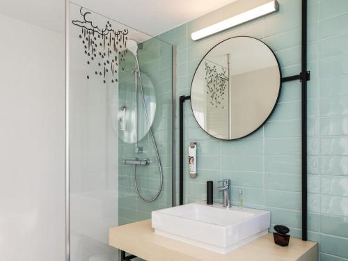 ルーヴァン・ラ・ヌーヴにあるibis Styles Louvain-la-Neuve Hotel and Eventsの洗面台とシャワー付きのバスルーム
