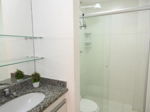 een badkamer met douche, wastafel en toilet bij Cobertura Maison dos Colibris in Arraial do Cabo