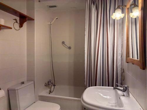 ein Badezimmer mit Toilette, Waschbecken und Dusche in der Unterkunft Chimenea en invierno, piscina en verano - Herbasabina 3 in Pla de l'Ermita