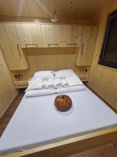 Ένα ή περισσότερα κρεβάτια σε δωμάτιο στο Słoneczny Brzeg Ekskluzywne domki z jacuzzi