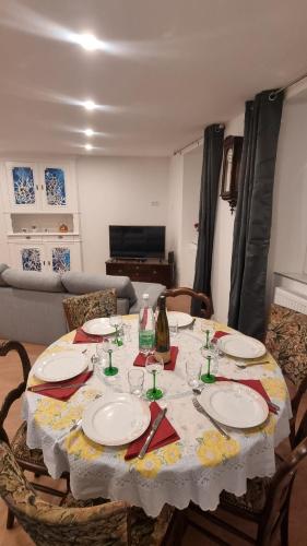 TV a/nebo společenská místnost v ubytování Gîte chez Suzannala