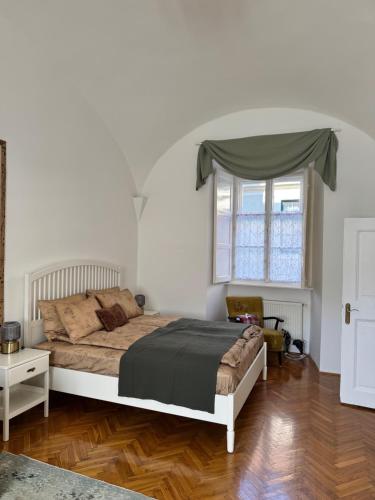 een slaapkamer met een groot bed en een raam bij Forst Apartman in Eger