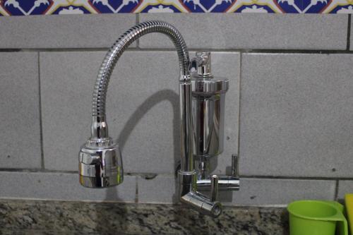 - un évier de cuisine avec un robinet mural dans l'établissement Azular Ubatuba - Eco Vila, Casas, Bangalôs, Yoga & Surf Inn, à Ubatuba