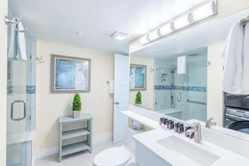 Phòng tắm tại The Grand Cayman | Beautifully Remodeled Key West Condo!