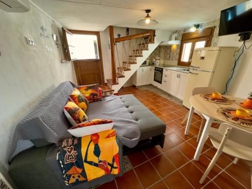 un salon avec un canapé et une table dans l'établissement Pequeña África en El Gastor, à El Gastor