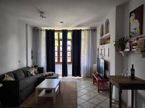 a living room with a couch and a table at Apartamento en Playa de Morro jable 1 habitación in Morro del Jable