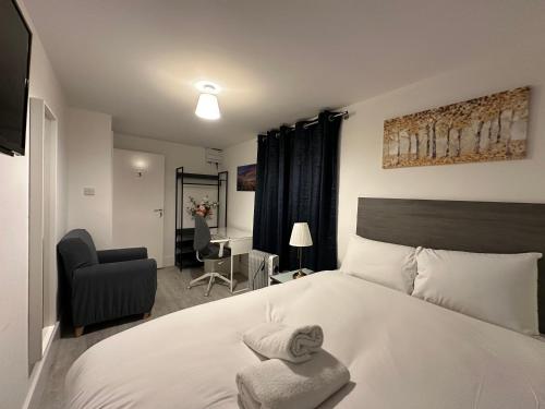 Un dormitorio con una cama, una silla y un escritorio. en Eltham Hill Stay, en Eltham