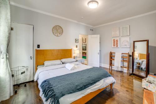 ein Schlafzimmer mit einem großen Bett und einem Spiegel in der Unterkunft Near Casinos and Lake Michigan Beaches Hammond Apt in Hammond