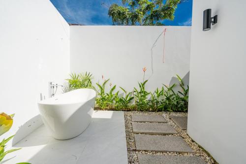 Ένα μπάνιο στο The Weekender Villa